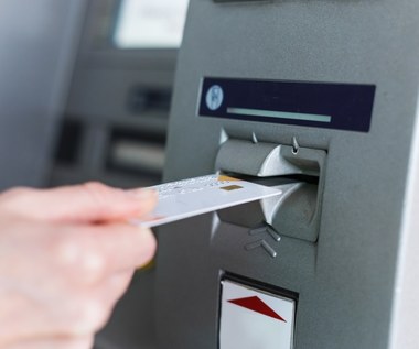 Opłaty w bankach. Ile kosztuje skorzystanie z bankomatu, a ile karta płatnicza?