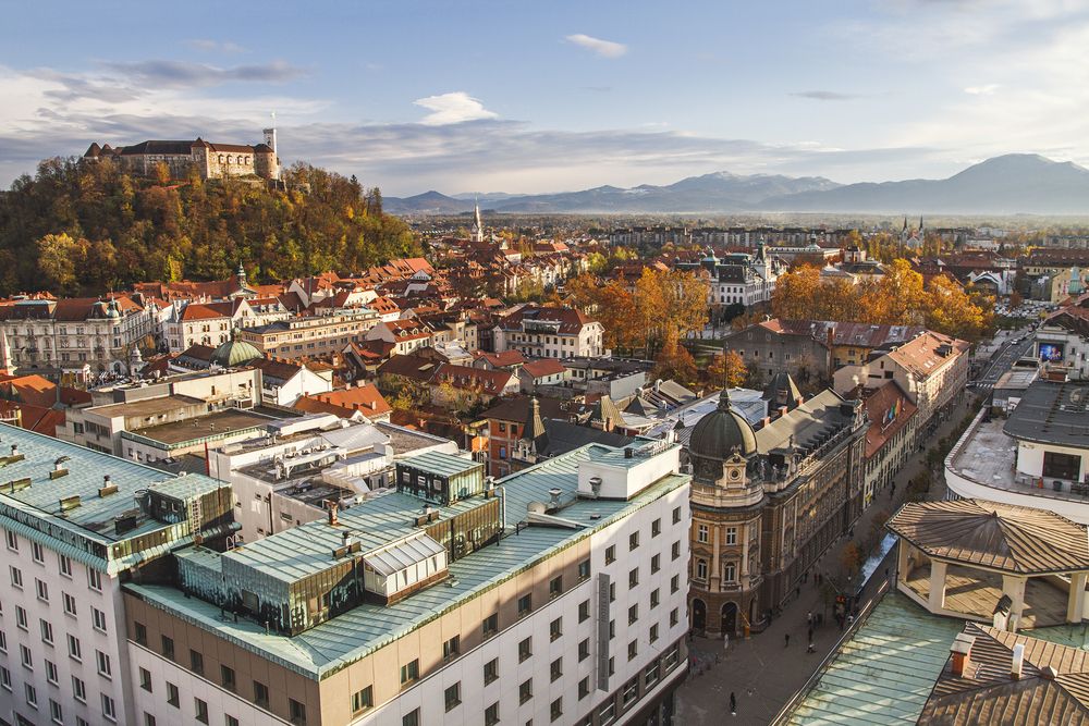 Jesienna panorama zamku w Lublanie i historycznego miasta