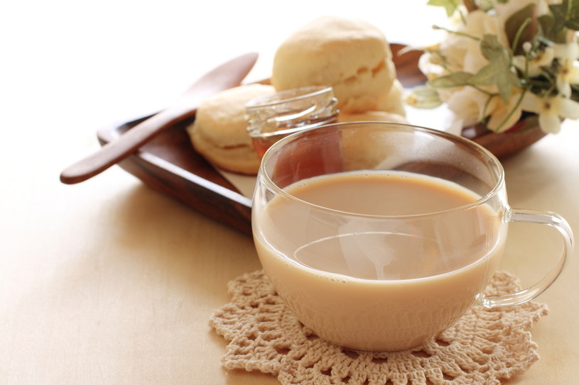 Herbata z mlekiem uznawana jest za napój, który ma zdolność pobudzić laktację /materiały prasowe