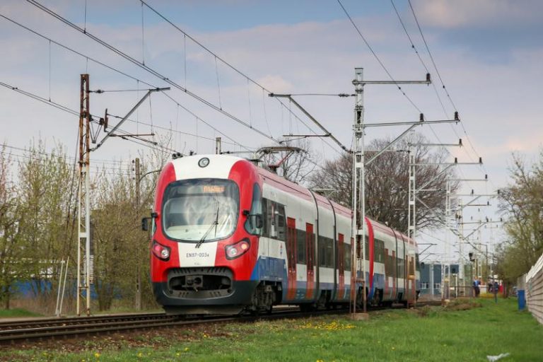 Nowy rozkład jazdy pociągów Warszawskiej Kolei Dojazdowej obejmuje autobusy zastępcze na trasie Reduta Ordona - Centrum.