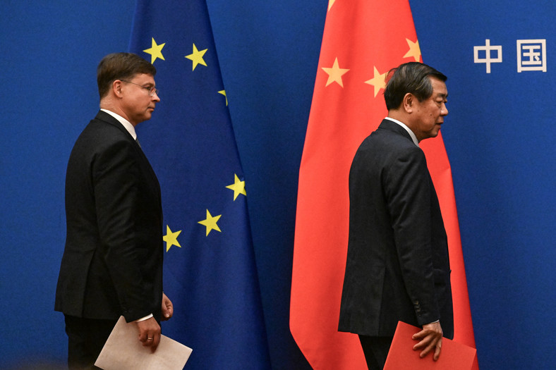 Komisarz UE ds. handlu Valdis Dombrovskis i wicepremier Chin He Lifeng zmierzający na konferencję prasową w Pekinie, 25 września 2023 r.