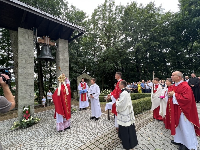 Poświęcenia dzwonnicy dokonał bp Roman Pindel.