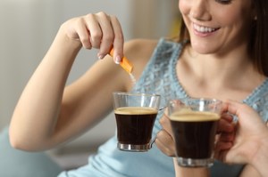 Zamieniają kawę w toksyczny płyn dla układu nerwowego. Najgorsze, czym można podkręcić jej smak