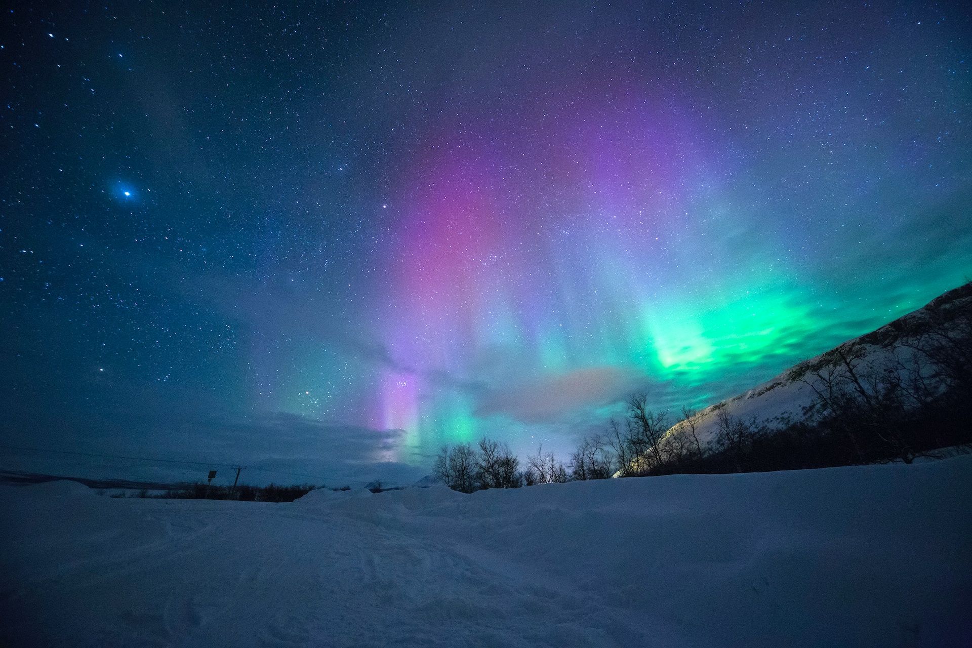 Niesamowity pokaz zorzy polarnej w Tromso w Norwegii zimą 