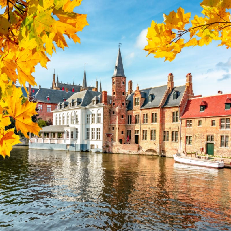 Kanały Brugii i średniowieczna architektura jesienią, Belgia