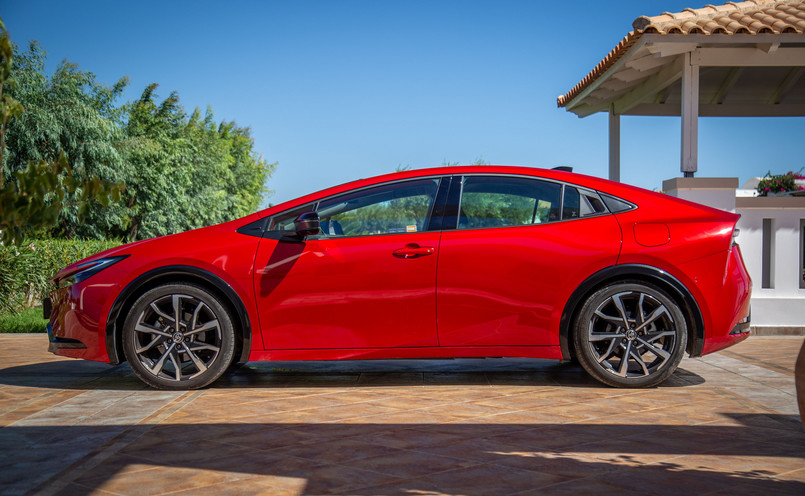 Toyota Prius nowej generacji w czerwieni Imperial Red