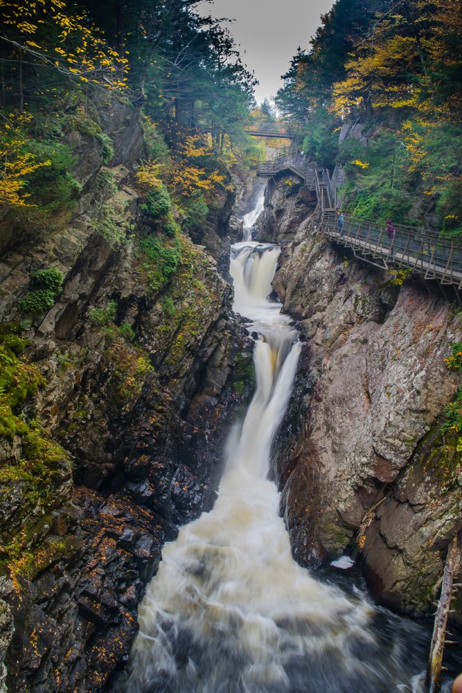 Oszałamiające wodospady High Falls Gorge w północnej części stanu Nowy Jork