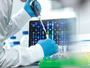 Naukowiec pipetuje próbkę do fiolki w celu przeprowadzenia badania DNA