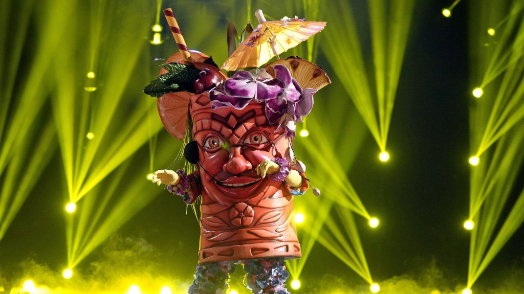 THE MASKED SINGER: Tiki w odcinku „Elton John Night” programu THE MASKED SINGER, którego emisja odbędzie się w środę, 18 października (20:00–21:02 ET/PT) w stacji FOX.  CR: Trae Patton / FOX.  ©2023 FOX Media LLC.