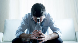 Odtruwanie alkoholowe - na czym polega i ile trwa? Domowe sposoby odtruwania