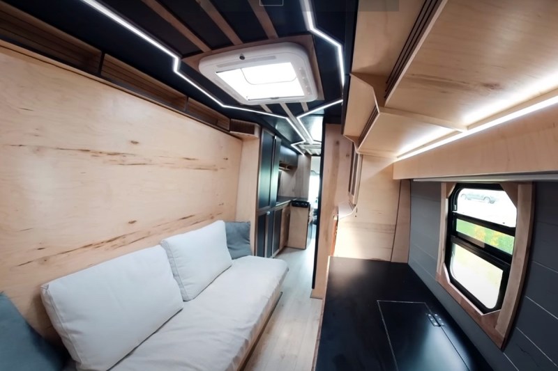 Pomieszczenia mieszkalne i sypialne w niestandardowym kamperze Mercedes Sprinter YouTubera DualEx.