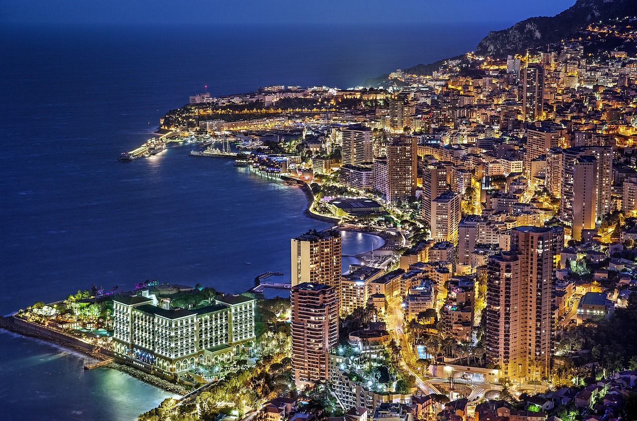 Monako nocą