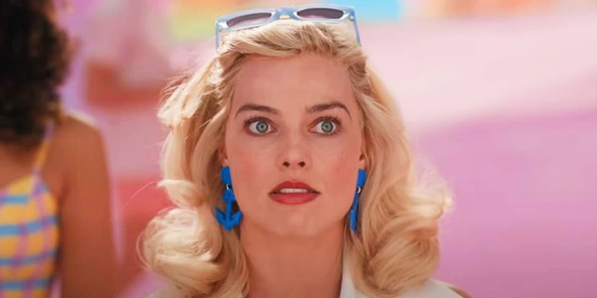 Margot Robbie jako Barbie w okularach przeciwsłonecznych