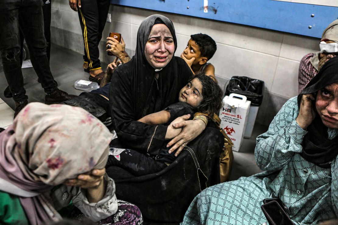 Ranni Palestyńczycy przebywają w szpitalu al-Shifa w mieście Gaza, 17 października 2023 r.