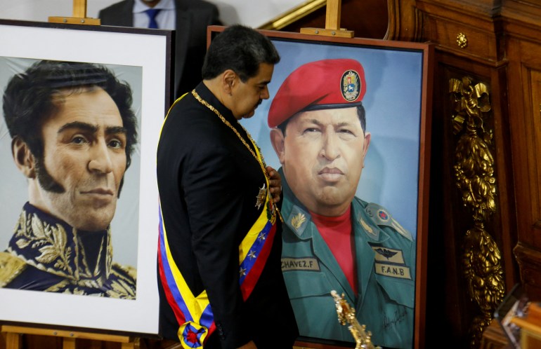 Prezydent Wenezueli Nicolas Maduro stoi obok portretu byłego prezydenta Hugo Chaveza podczas jego wystąpienia w Zgromadzeniu Narodowym w Caracas, Wenezuela, 12 stycznia 2023 r. REUTERS/Leonardo Fernandez Viloria
