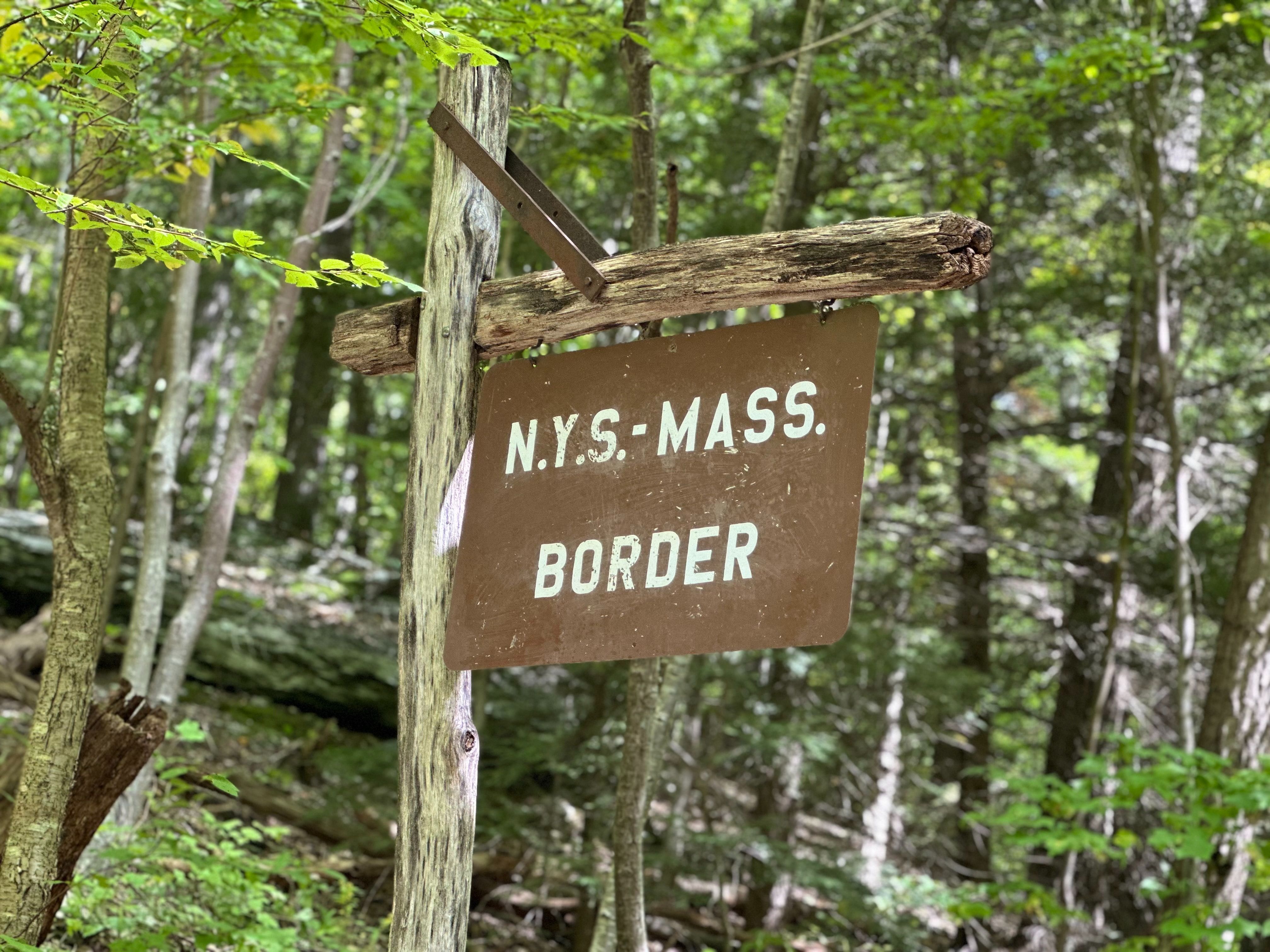 Znak graniczny w Parku Stanowym Bash Bish Falls w Massachusetts, USA