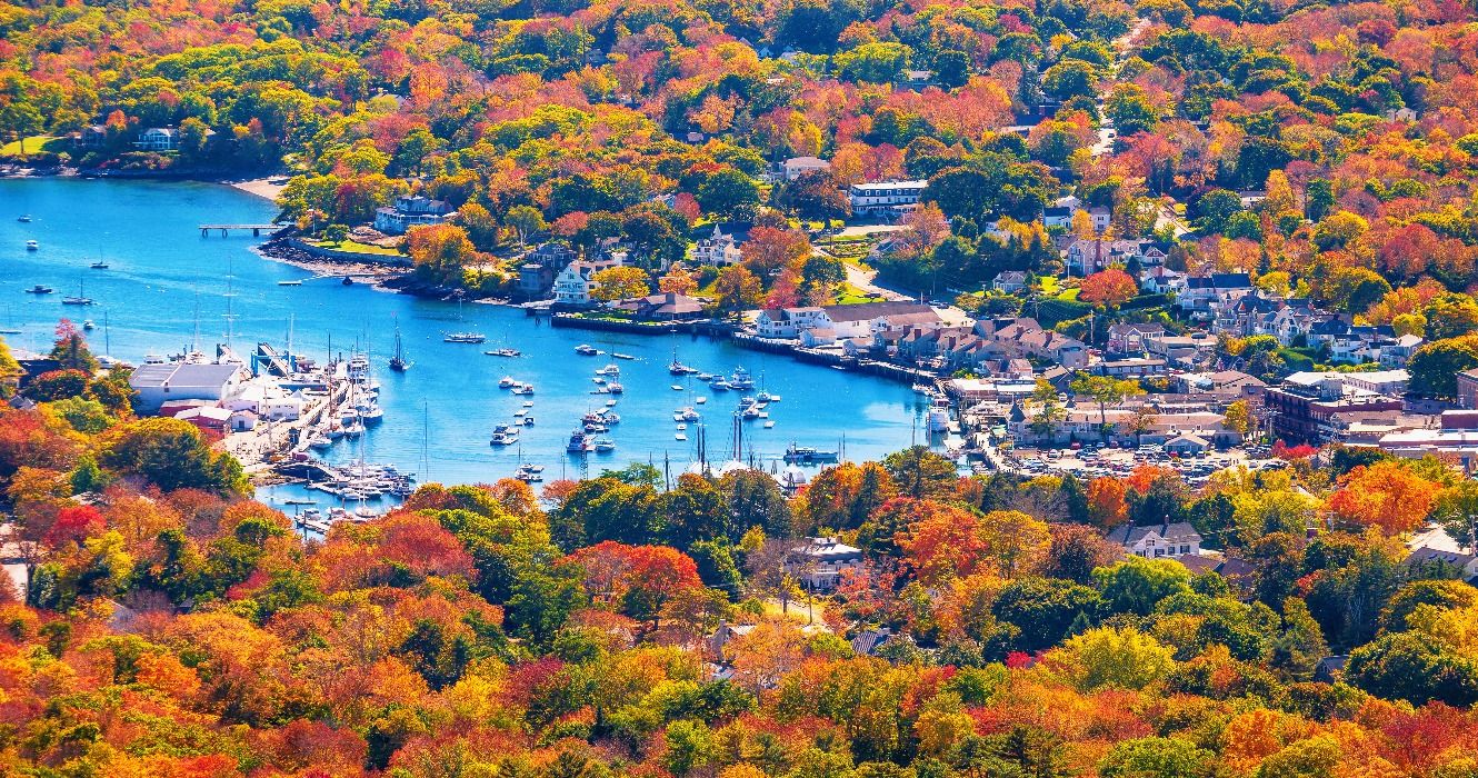 Widok na jesienne liście widziane z góry Battie z widokiem na port Camden, Maine, ME, Nowa Anglia, USA