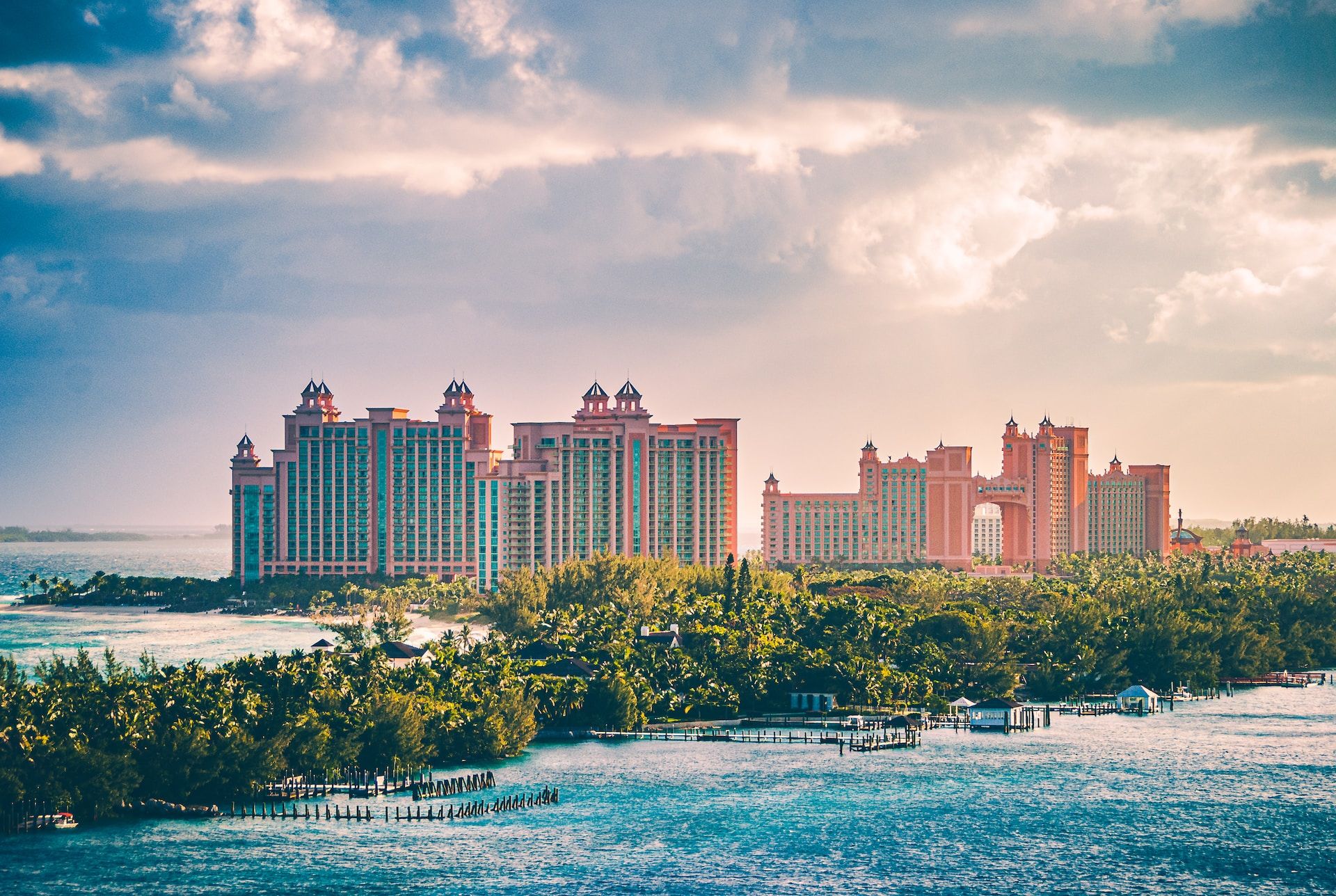 Wspaniały i ogromny kurort Atlantis na Bahamach.