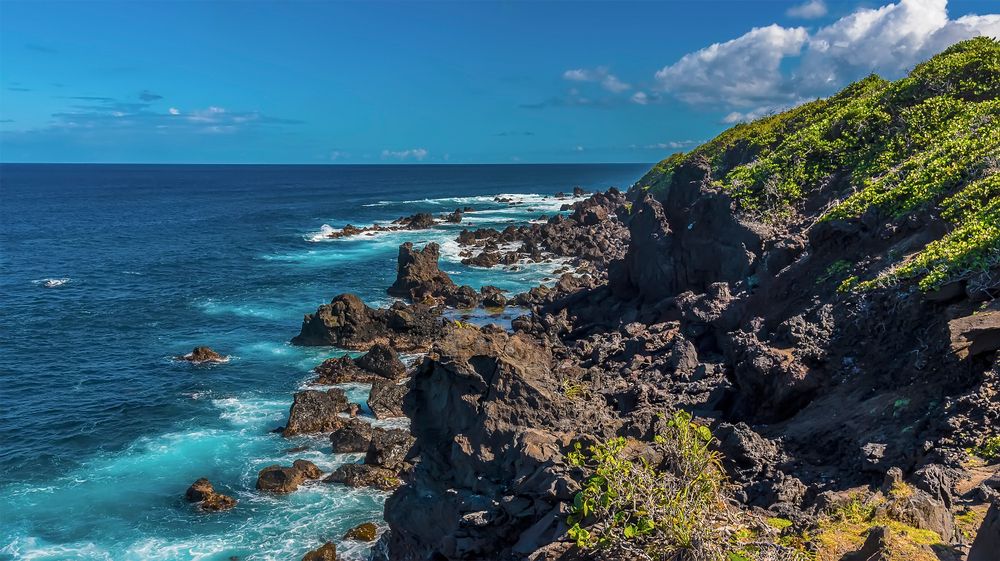 Czarne skały na atlantyckim wybrzeżu St. Kitts