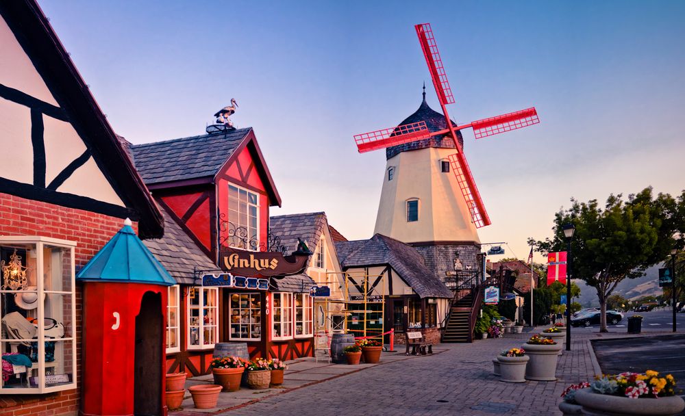 Danish Street w Solvang, idealne miejsce na jesienne wakacje dla rodzin w Kalifornii