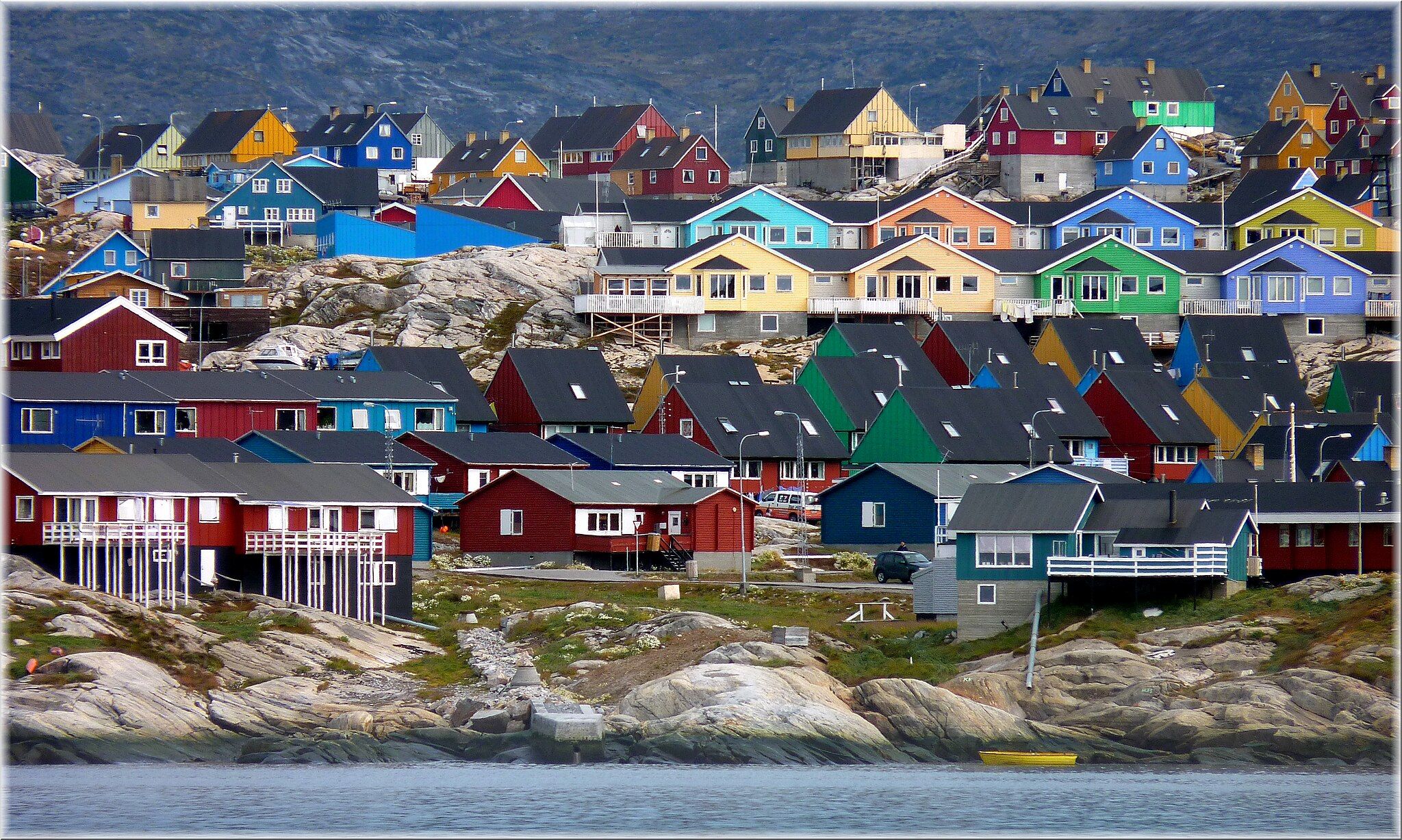 Piękne i kolorowe domy w Ilulissat na Grenlandii