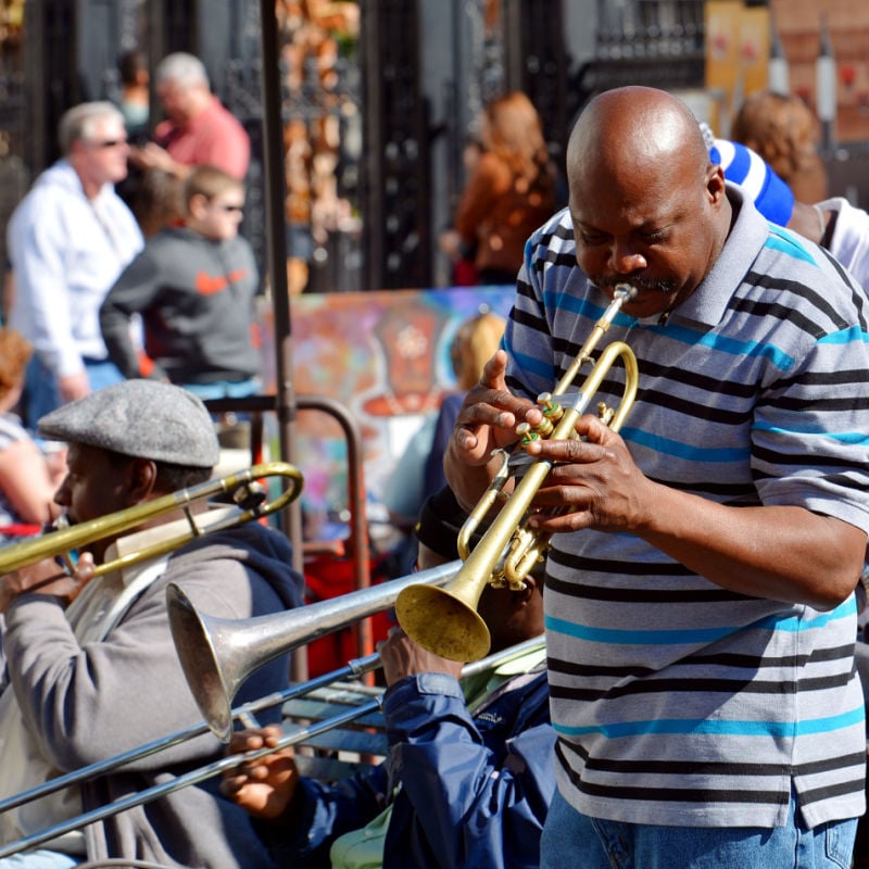 Lokalny muzyk jazzowy występuje przed Jackson Square w Dzielnicy Francuskiej Nowego Orleanu