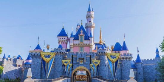 Szerokie ujęcie przodu zamku Śpiącej Królewny w Disneyland Park w Kalifornii.