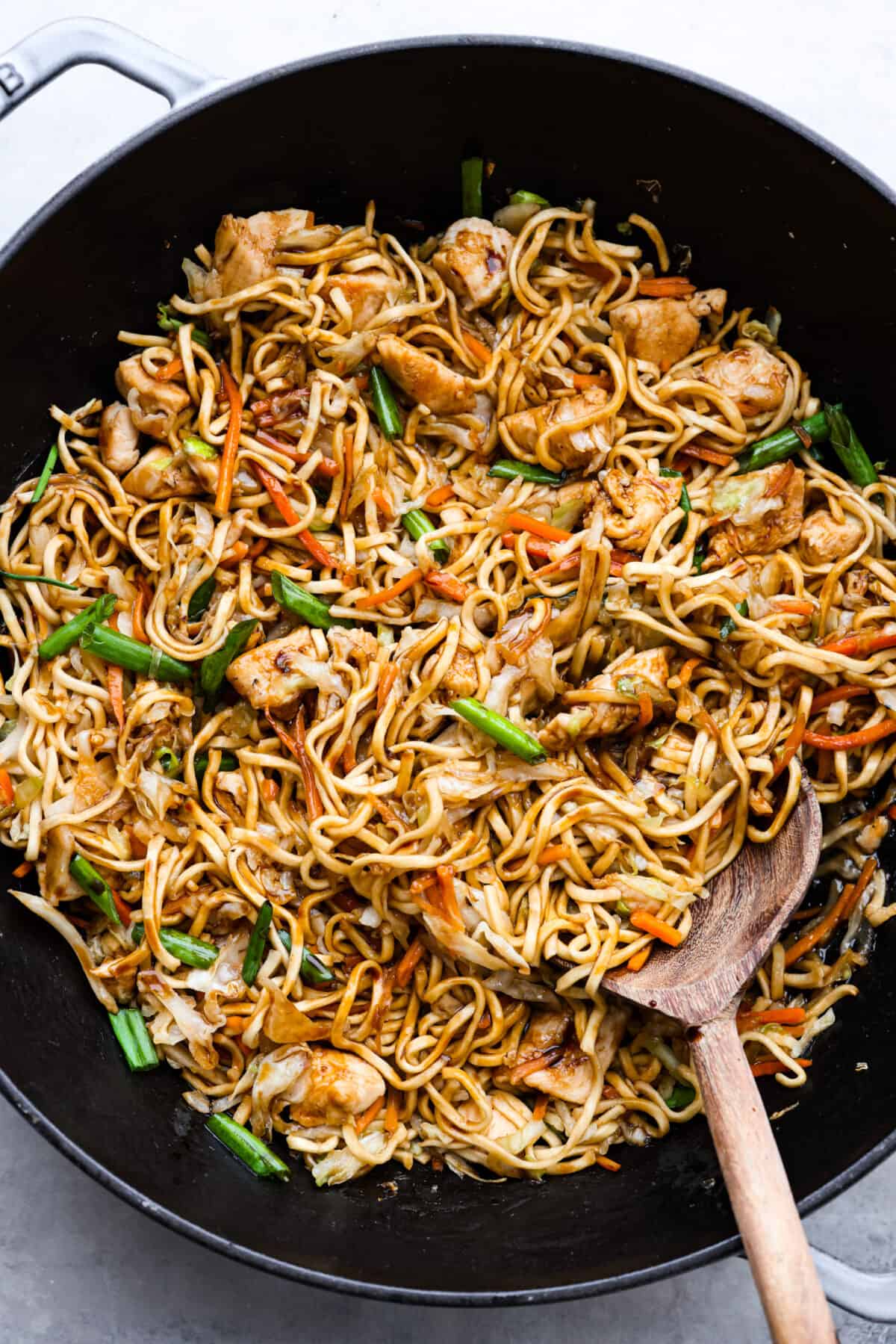 Patelnia wypełniona chow mein.