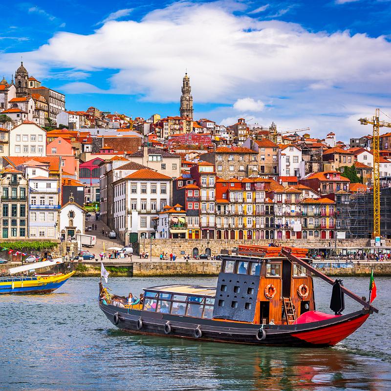 Porto, Portugalia panoramę starego miasta zza rzeki Douro.