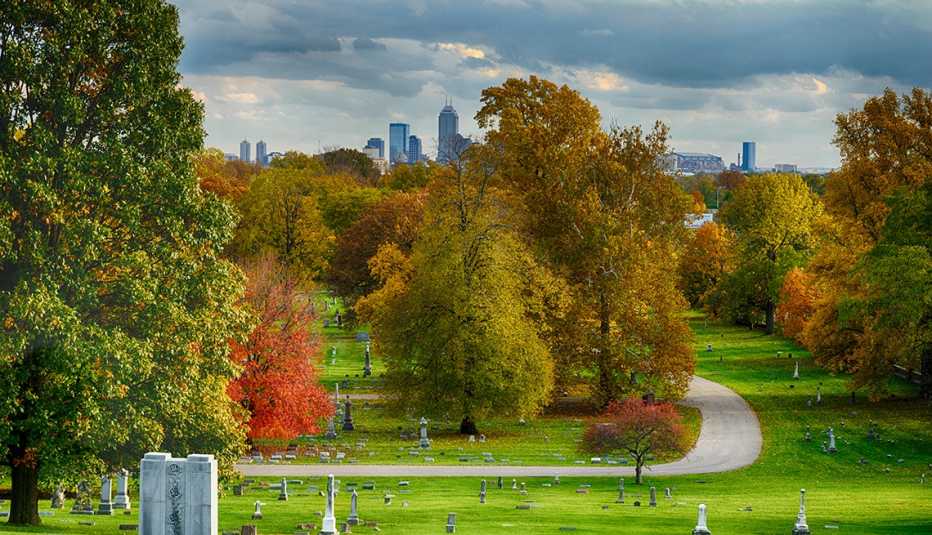 Cmentarz Crown Hill w Indianpolis jesienią z budynkami miejskimi w tle