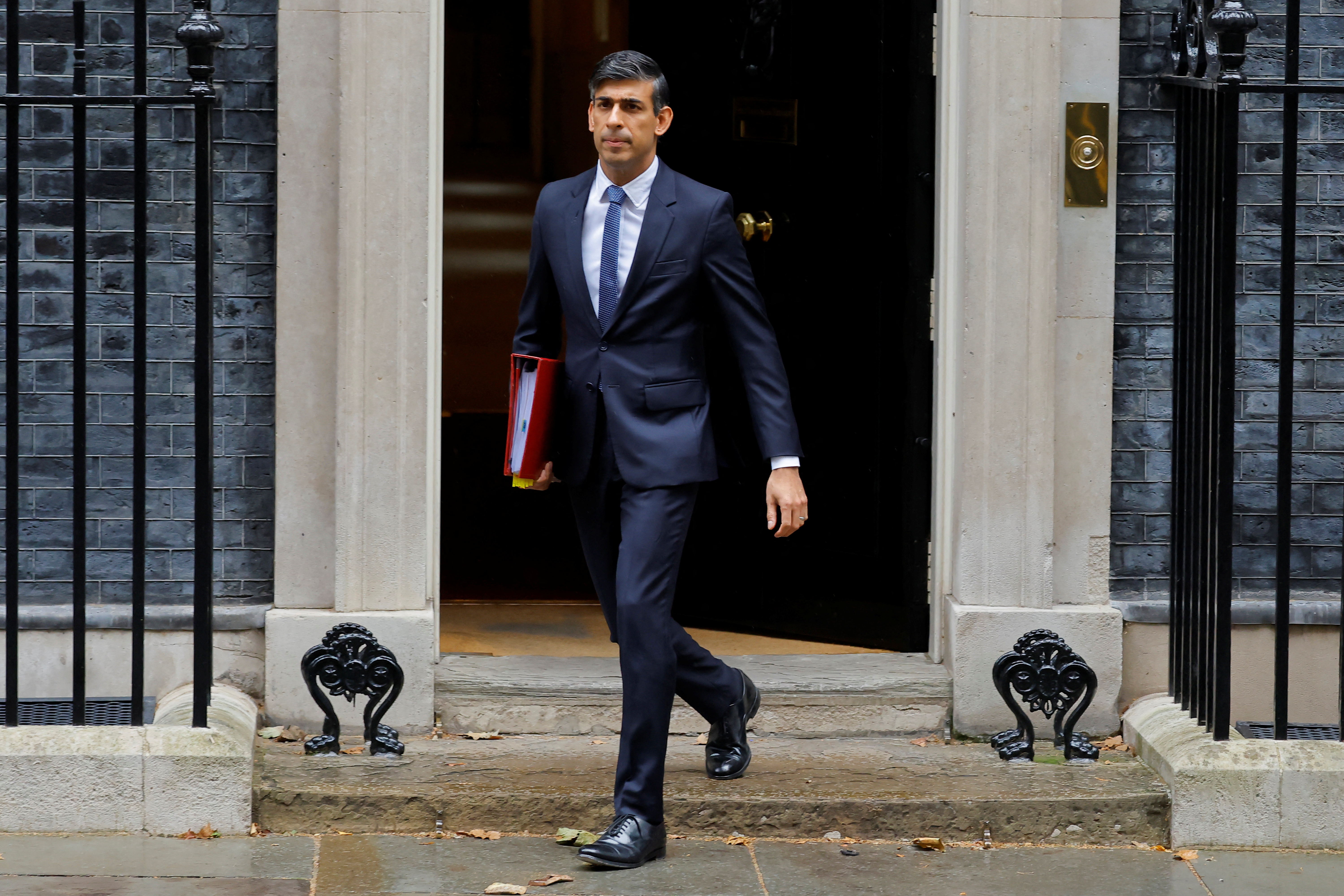 Brytyjski premier Rishi Sunak opuszcza Londyn przy Downing Street 10