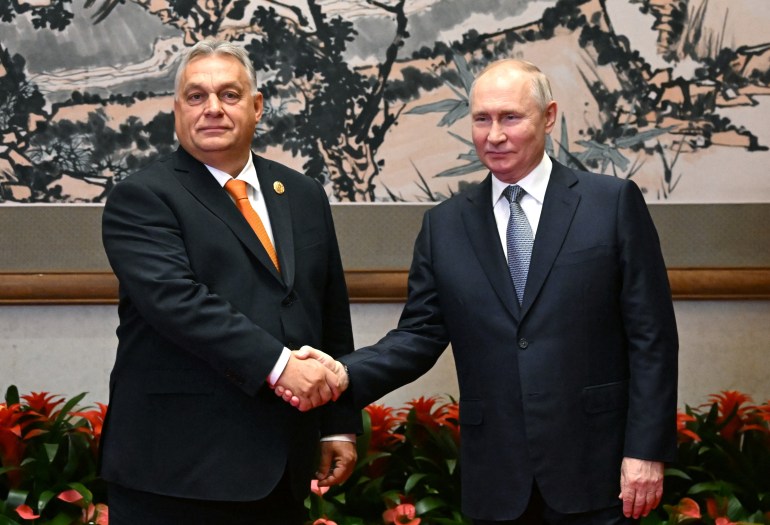 Prezydent Rosji Władimir Putin podaje dłoń premierowi Węgier Wiktorowi Orbanowi w Pekinie, Chiny, 17 października 2023 r. (Sputnik/Grigory Sysoyev/Pool via REUTERS)