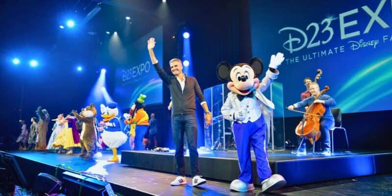 Prezes Disney Parks Josh D'Amaro i dołącza do Myszki Miki i reszty gangu na scenie D23 2022