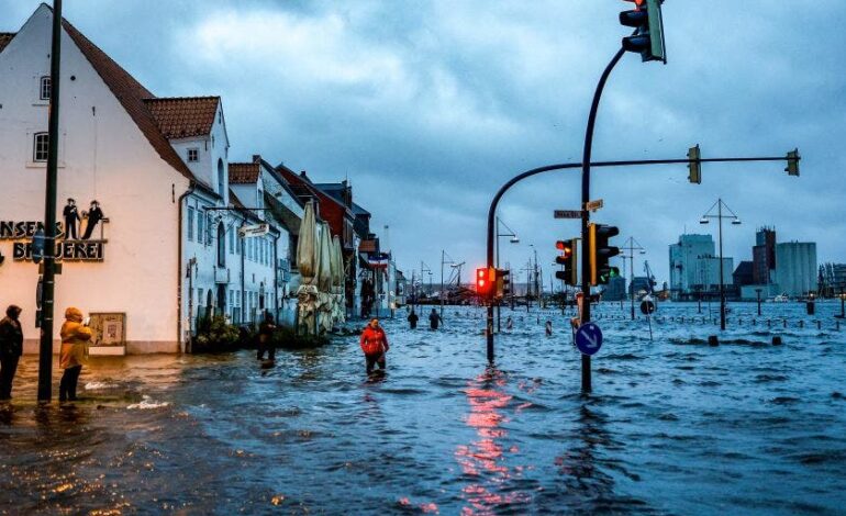 Co najmniej 4 osoby nie żyją, gdy potężna burza Babet uderza w Europę z huraganowymi wiatrami