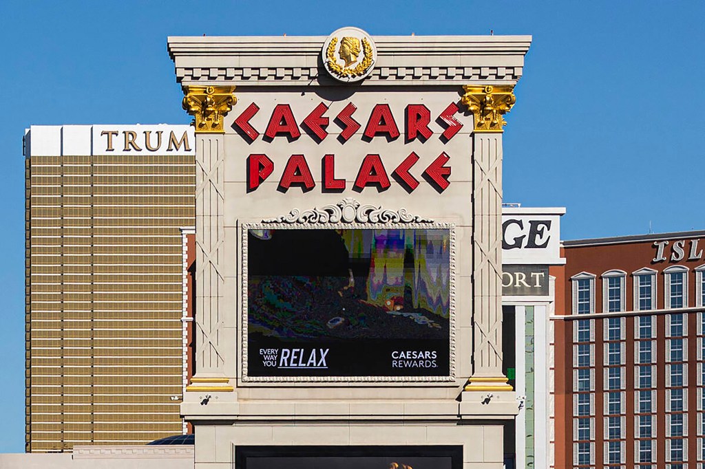Mężczyzna, znany jako Sugar Daddy McNally, wezwał policję do Caesars Palace Hotel and Casino, aby zgłosić zaginięcie pieniędzy. 