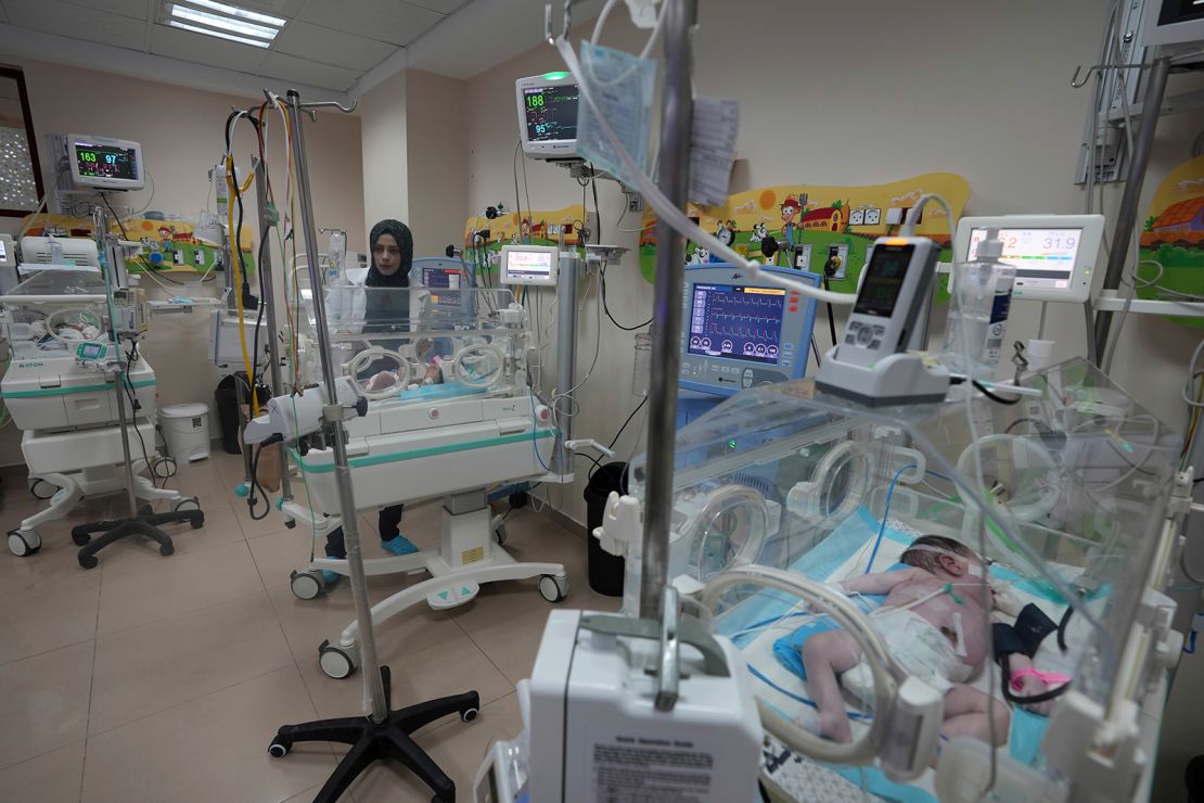 Palestyński lekarz leczy wcześniak w szpitalu Al Aksa w Deir el-Balah w Gazie, 22 października 2023 r.