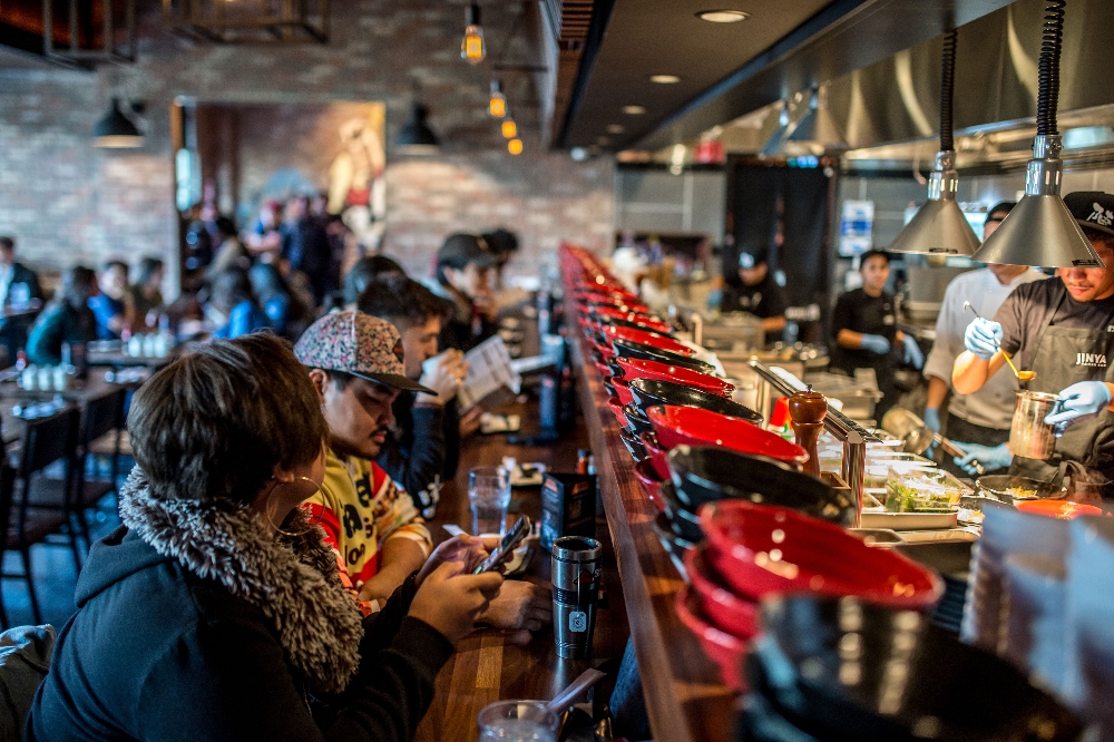 JINYA Ramen Bar będzie swobodną restauracją o powierzchni 3700 stóp kwadratowych z pełnym zakresem usług, z pełnym barem i częścią wypoczynkową na patio, która będzie serwować 13 charakterystycznych misek do ramenu z ponad 25 dodatkami.  (Zdjęcie/dostarczone)
