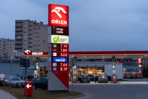 Ceny paliw sięgnęły najwyższych poziomów po wybuchu wojny na Ukrainie. Dziś w Polsce mamy najtańsze paliwa w całej Europie