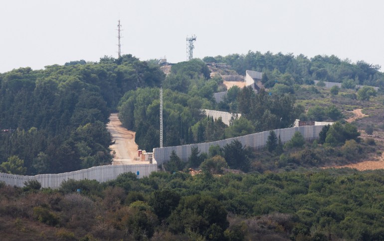 Na zdjęciu mur graniczny w mieście Marwahin, niedaleko granicy z Izraelem,