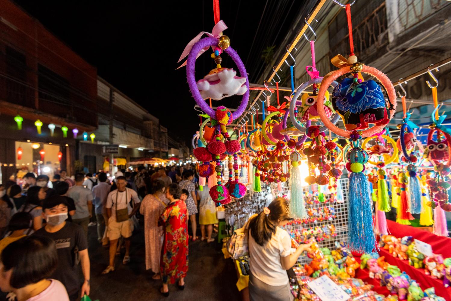 Turyści na nocnym targu Wua Lai Walking Street w Chiang Mai.