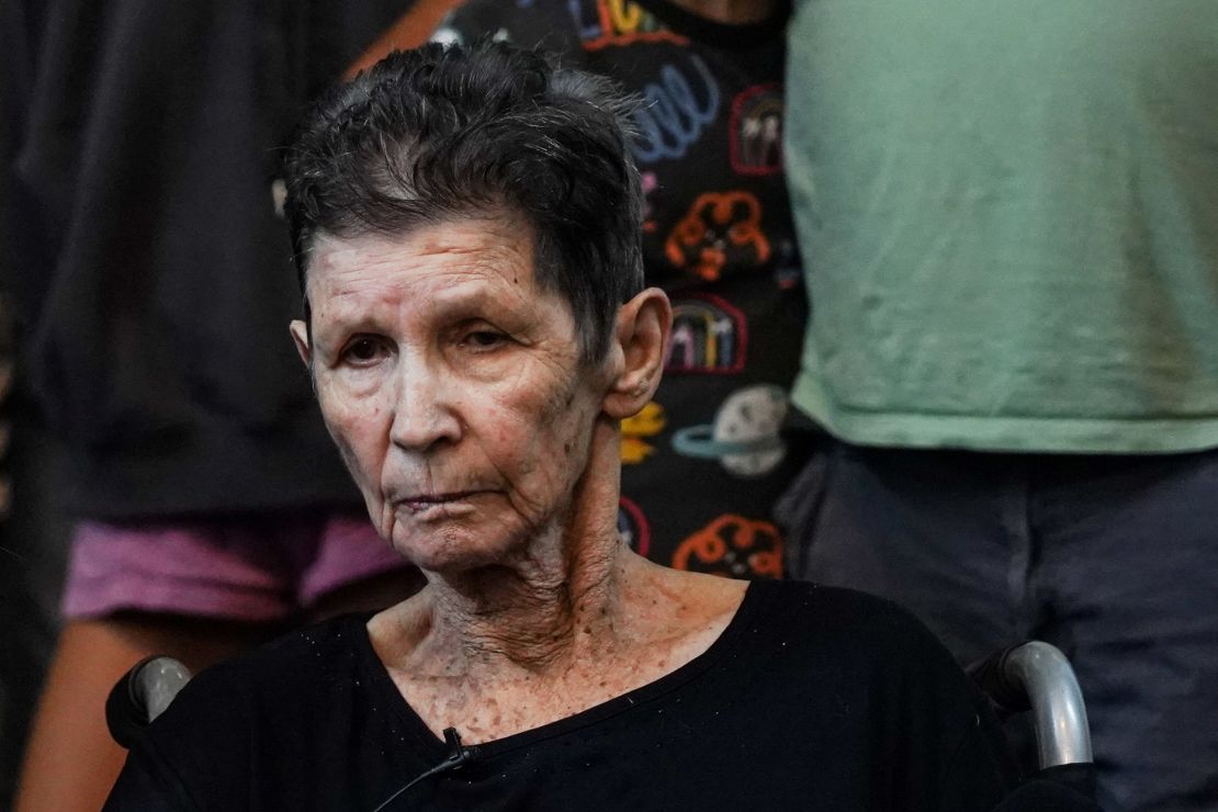 Yocheved Lifshitz, 85 lat, izraelska babcia, która była przetrzymywana jako zakładniczka w Gazie przez ponad dwa tygodnie, rozmawia z reporterami dzień po zwolnieniu z niewoli. 