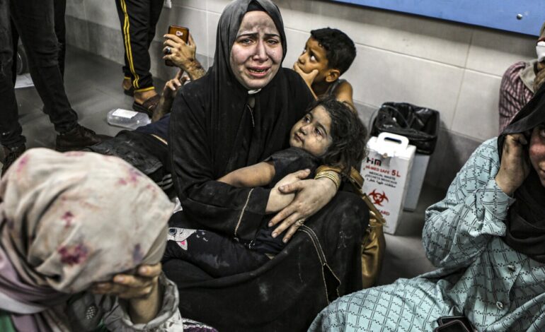 W miarę narastania wściekłości na Bliskim Wschodzie lekarze w Gazie walczą o ratowanie osób, które przeżyły wybuch w szpitalu