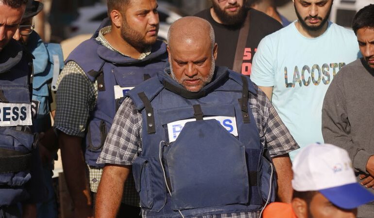 Dziennikarz Al Jazeery dowiedział się, że jego rodzina zginęła podczas nadawania.  Dało światu wgląd w okropności w Gazie