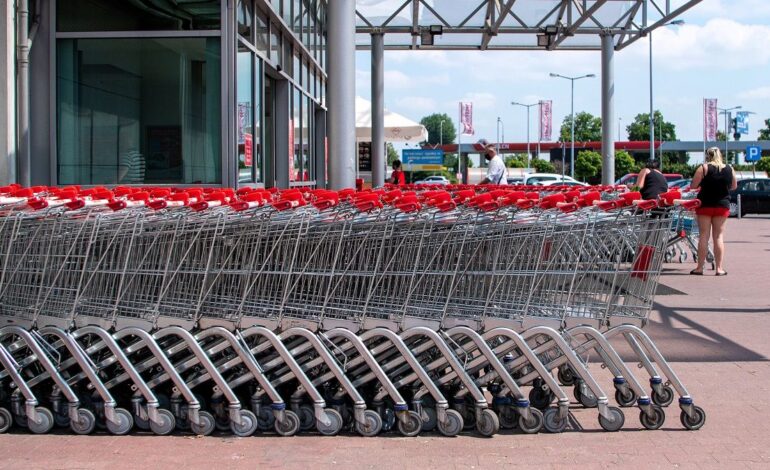 Co najbardziej opłaca się kupować w hipermarketach. Na czym zaoszczędzimy? Analiza