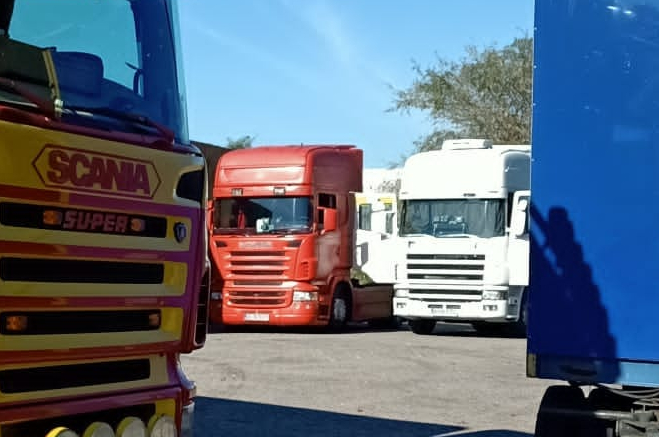 Złodzieje okradli ciężarówkę z paliwa, firanek i lodówki – udane śledztwo kierowców