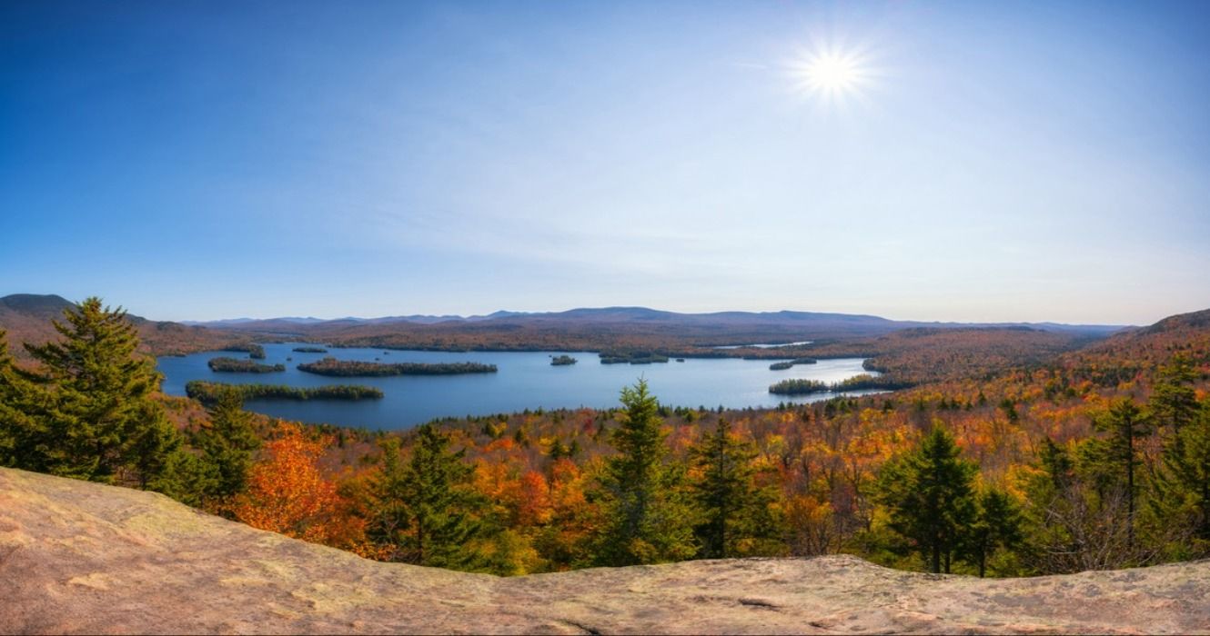 Jesienne liście otaczające Tupper widziane z Castle Rock, gór Adirondack, Adirondacks, Nowy Jork, NY, USA