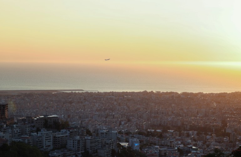 Samolot startuje z lotniska w Bejrucie na zdjęciu z Baabda w Libanie, 11 lipca 2023 r. REUTERS/Emilie Madi