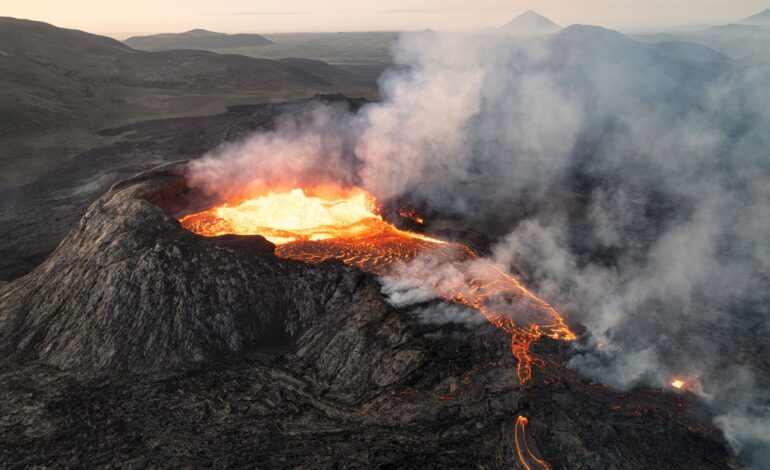 „Zbliżająca się” erupcja wulkanu na Islandii może wywołać chaos w podróżowaniu po Europie „na całe tygodnie”