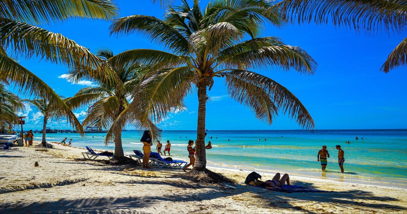 Tropikalna plaża z białym piaskiem i palmami kokosowymi w Cayo Blanco na Kubie