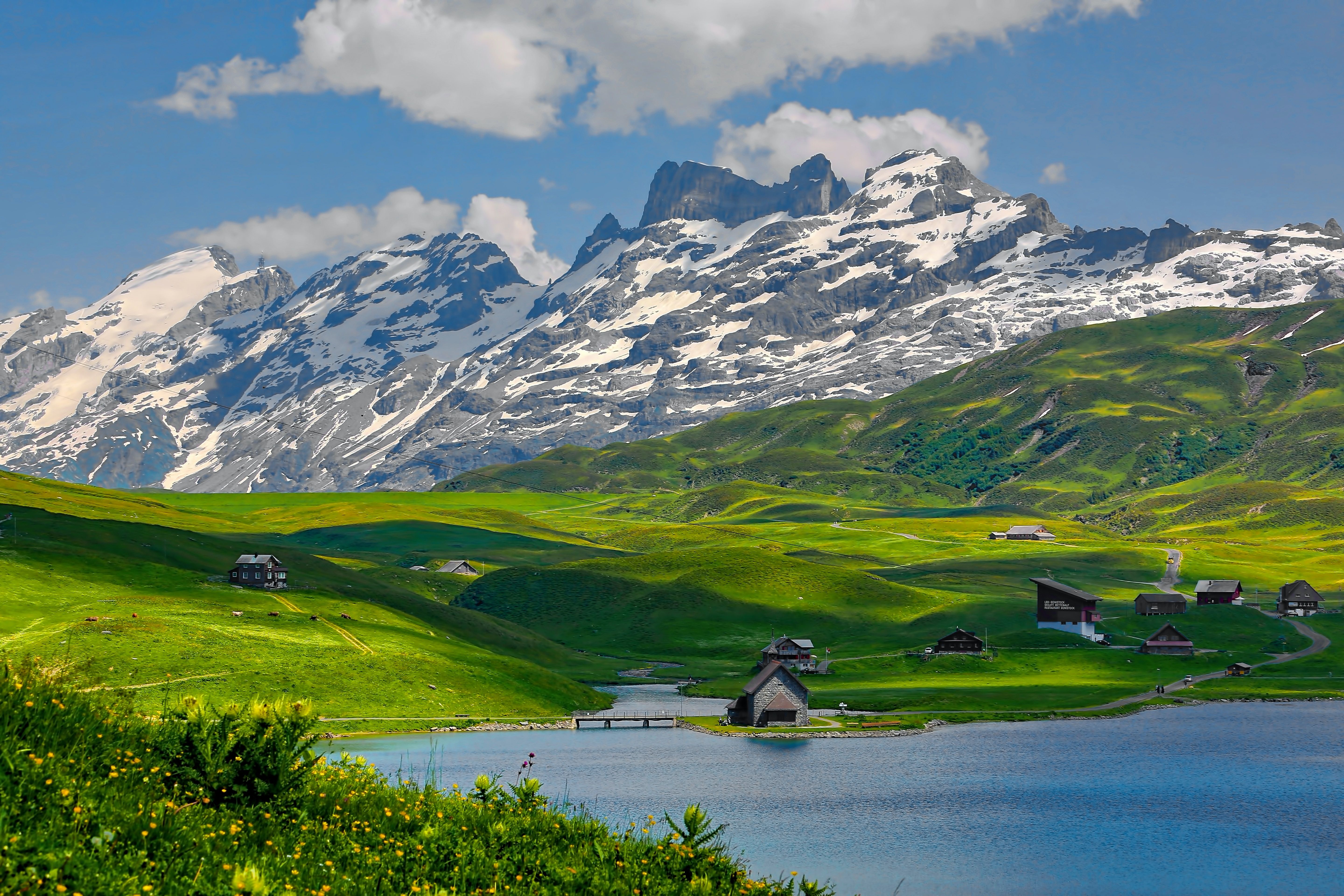 Piękny wiosenny dzień w Alpach Szwajcarskich